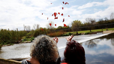 Varios cientos de miembros de la comunidad gitana han acudido hoy al rio Bessòs para participar en el tradicional lanzamiento de velas y de pétalos de flores al río para conmemorar el Día Internacional del Pueblo Gitano. EFE/Alejandro Garcí