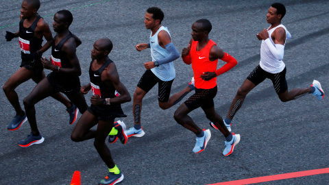 Eliud Kipchoge, con su equipo de 'liebres' (enter otros, Lelisa Desisa, Kenyan y Zersenay Tadese), durante la carrera para intentar bajar el maraton de las dos horas. REUTERS/Alessandro Garofalo