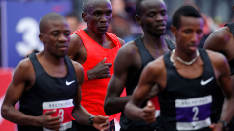 Eliud Kipchoge, tras su equipo de 'liebres' durante la carrera en el Circuito de Monza (Italia) para intentar bajar el maraton de las dos horas. REUTERS/Alessandro Garofalo