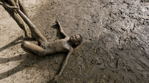Unos niños juegan en el barrio en Nueva Delhi. REUTERS/Anindito Mukherjee