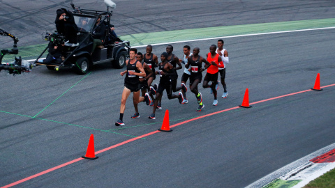 Eliud Kipchoge, con su equipo de 'liebres' durante la carrera en el Circuito de Monza (Italia) para intentar bajar el maraton de las dos horas. REUTERS/Alessandro Garofalo