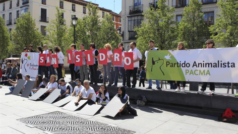 Voluntarios del partido animalista Pacma en la celebración de un acto antitaurino en la madrileña plaza de Isabel II. EFE/Víctor Lerena Voluntarios del partido animalista Pacma en la celebración de un acto antitaurino en la madrileña plaza de Isabel II. EFE/Víctor Lerena
