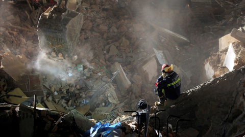Un trabajador de rescate trabaja tras un derrumbe de un edificio residencial de tres plantas en Shanghai, China. REUTERS/Aly Song