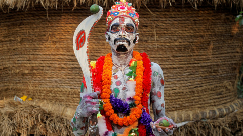 Un devoto con su cuerpo pintado espera para llevar a cabo un ritual como parte de la fiesta religiosa Shiva Gajan anual en India. REUTERS/Rupak De Chowdhuri