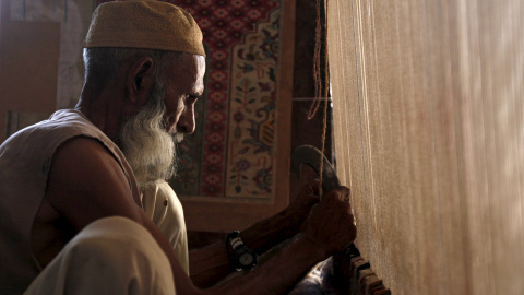 Un tejedor de alfombras tradicionales trabaja en un telar artesanal en un taller en las afueras de Karachi, Pakistan. REUTERS/Akhtar Soomro
