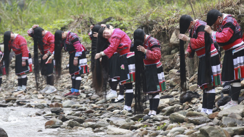 Mujeres de la minoría étnica Yao se peinan el pelo largo durante un festivaldurante una fiesta tradicional para muchas minorías étnicas en el pueblo de Huangluo, China.  REUTERS/Stringer
