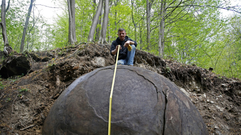 Suad Keserovic mide una bola de piedra en el pueblo cerca de Podunavlje Zavidovici. REUTERS/Dado Ruvic