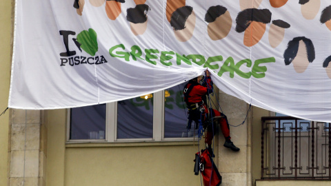 Activistas de Greenpeace despliegan una gran pancarta sobre la fachada del ministerio de Medio Ambiente polaco. /REUTERS-Kacper Pempel