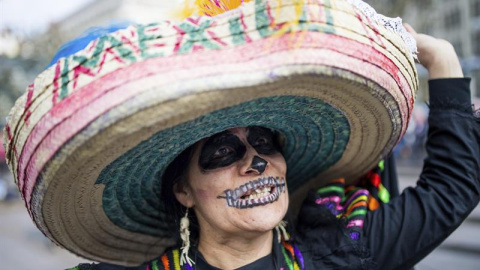 Una mujer vestida con un traje tradicional mexicano durante una manifestación por la defensa de los Derechos Humanos en Hamburgo, Alemania durante la visita del presidente mexicano Enrique Peña Nieto. EFE/Axel Heimken