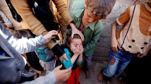 Una niña reaccionaal ser vacunada en la capital de Yemen. REUTERS/Khaled Abdullah