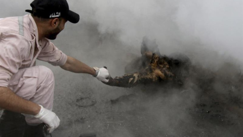 Un trabajador de protección civil coge el cuerpo sin vida del palestino Fathi Zeidan, de Al Fatah, fallecido en una explosión en Sidón (Líbano). EFE/Str