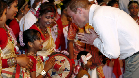 El príncipe Guillermo saluda a una bailarina Bihu después de su actuación en Kaziranga. REUTERS/Adnan Abidi