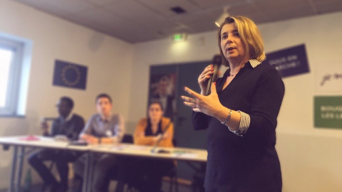 La diputada socialista fallecida, Corinne Erhel, durante una charla en abril. TWITTER La diputada socialista fallecida, Corinne Erhel, durante una charla en abril. TWITTER