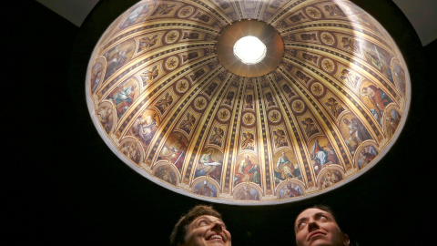 Las diseñadoras italianas Eleonora Barbareschi (izquierda) y Alessandra Mantovani posan debajo de una lámpara decorada con una reproducción hiperrealista de la Basílica de San Pedro para la Semana del Diseño de Milán. REUTERS/Stefano Rellan