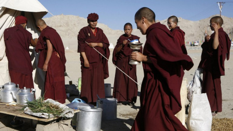 Monjas busdistas preparan el té en la región india de Ladakh. - AFP
