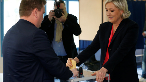 La candidata de ultraderecha Marine Le Pen, deposita su voto en el colegio electoral de Hénin-Beaumont. REUTERS/Pascal Rossignol La candidata de ultraderecha Marine Le Pen, deposita su voto en el colegio electoral de Hénin-Beaumont. REUTERS/Pascal Rossignol