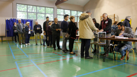 Votantes franceses en un colegio electoral. REUTERS/Emmanuel Foudrot Votantes franceses en un colegio electoral. REUTERS/Emmanuel Foudrot