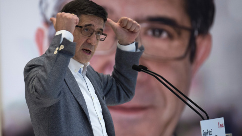El candidato a liderar el PSOE Patxi López durante su intervención en un acto público en Santander. EFE/ Pedro Puente Hoyos
