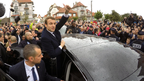 Emmanuel Macron durante su visita a Le Touquet.- REUTERS Emmanuel Macron durante su visita a Le Touquet.- REUTERS