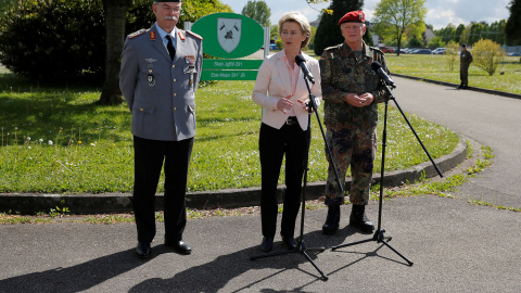 La ministra alemana de Defensa, Ursula von der Leyen, el general alemán Volker Wieker, máximo responsable de las fuerzas armadas germanas, y el inspector del Ejército, el teniente general Joerg Vollmer. - REUTERS La ministra alemana de Defensa, Ursula von der Leyen, el general alemán Volker Wieker, máximo responsable de las fuerzas armadas germanas, y el inspector del Ejército, el teniente general Joerg Vollmer. - REUTERS