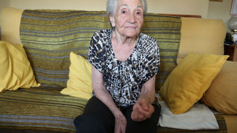 Ascensión Mendieta en el salón de su casa un día antes de comenzar la exhumación de su padre, Timoteo.- ALEJANDRO TORRÚS Ascensión Mendieta en el salón de su casa un día antes de comenzar la exhumación de su padre, Timoteo.- ALEJANDRO TORRÚS