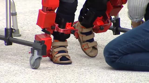 El primer exoesqueleto infantil del mundo es español El primer exoesqueleto infantil del mundo es español