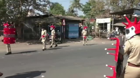 La policía india se pone 'coronacascos' La policía india se pone 'coronacascos'