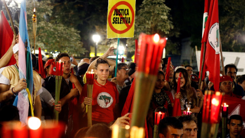 Miembros del PT, durante una marcha en apoyo a Lula en Curitiba. - REUTERS Miembros del PT, durante una marcha en apoyo a Lula en Curitiba. - REUTERS