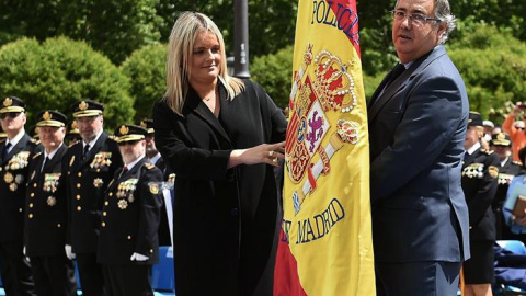 El ministro del Interior, Juan Ignacio Zoido (d), junto a la presidenta de la Fundación Víctimas del Terrorismo, María del Mar Blanco (i), ayer durante el acto de concesión del uso de la bandera de España a la Jefatura Superior de Policía d El ministro del Interior, Juan Ignacio Zoido (d), junto a la presidenta de la Fundación Víctimas del Terrorismo, María del Mar Blanco (i), ayer durante el acto de concesión del uso de la bandera de España a la Jefatura Superior de Policía d