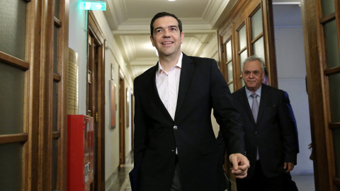 El primer ministro griego Alexis Tsipras, a su llegada a una reunión de su Gobierno en el Parlamento. REUTERS/Costas Baltas El primer ministro griego Alexis Tsipras, a su llegada a una reunión de su Gobierno en el Parlamento. REUTERS/Costas Baltas
