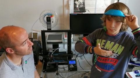 Makers explican cómo fabrican viseras con una impresora 3D
