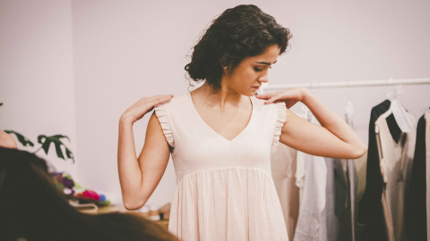 Alazia Couture, la marca de ropa que confecciona sus prendas con proteína de leche.