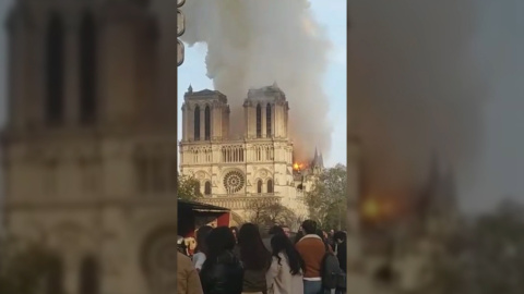 Los bomberos extinguen completamente el incendio de Notre Dame Los bomberos extinguen completamente el incendio de Notre Dame