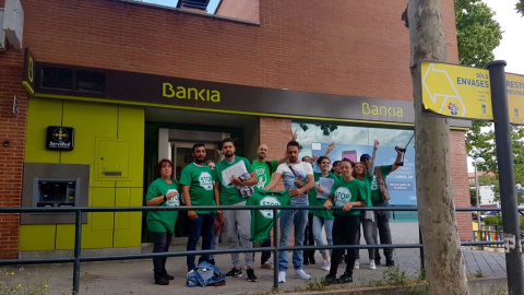 Activistas de la PAH Vallekas, frente a una sucursal de Bankia, tras un encierro para exigir la paralización de cuatro desahucios.- PAH VALLEKAS Activistas de la PAH Vallekas, frente a una sucursal de Bankia, tras un encierro para exigir la paralización de cuatro desahucios.- PAH VALLEKAS