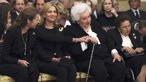 Las infantas Elena y Cristina, junto a las infantas Pilar y Margarita, hermanas del Rey emérito Juan Carlos, durante el funeral por la infanta Alicia de Borbón-Parma. EFE/Ballesteros Las infantas Elena y Cristina, junto a las infantas Pilar y Margarita, hermanas del Rey emérito Juan Carlos, durante el funeral por la infanta Alicia de Borbón-Parma. EFE/Ballesteros