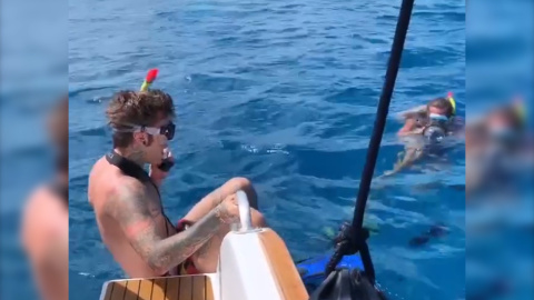 Chiara Ferragni y Fedez se bañan entre tiburones y rayas Chiara Ferragni y Fedez se bañan entre tiburones y rayas
