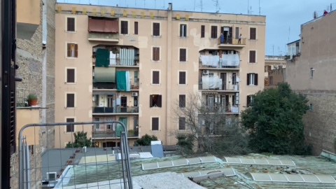 Vecinos de un barrio de Roma salen a aplaudir desde sus balcones Vecinos de un barrio de Roma salen a aplaudir desde sus balcones