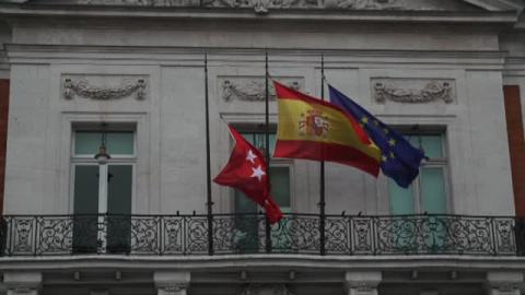 Banderas a media asta en el primer día de luto en la Comunidad de Madrid Banderas a media asta en el primer día de luto en la Comunidad de Madrid