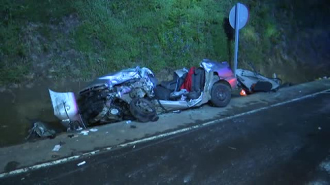 Brutal accidente en Pontevedra deja 3 muertos Brutal accidente en Pontevedra deja 3 muertos