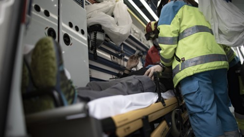 Un trabajador de una UVI móvil del SUMMA 112 atiende a una persona durante una jornada de trabajo, en Madrid (España), a 29 de enero de 2021. Un trabajador de una UVI móvil del SUMMA 112 atiende a una persona durante una jornada de trabajo, en Madrid (España), a 29 de enero de 2021.