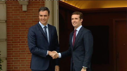 Sánchez recibe a Casado en La Moncloa con un apretón de manos Sánchez recibe a Casado en La Moncloa con un apretón de manos
