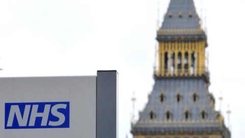 Un cartel del Servicio Nacional de Salud británico en Londres. | REUTERS Un cartel del Servicio Nacional de Salud británico en Londres. | REUTERS