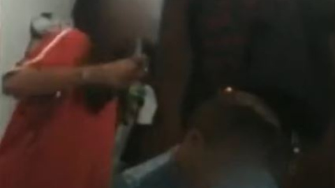 Captura de pantalla del vídeo donde las menores vejaban a la mujer. Captura de pantalla del vídeo donde las menores vejaban a la mujer.