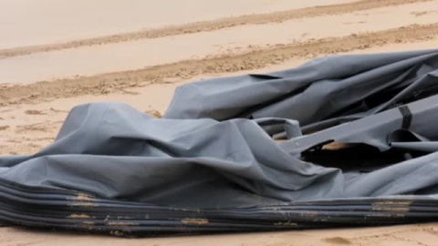 Buscan a un niño en Conil tras volcar una patera Buscan a un niño en Conil tras volcar una patera