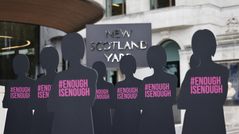 Varias siluetas dispuestas frente a la sede londinense de la New Scotland Yard en denuncia por los abusos y agresiones por parte de los agentes de policía hacia las mujeres. Varias siluetas dispuestas frente a la sede londinense de la New Scotland Yard en denuncia por los abusos y agresiones por parte de los agentes de policía hacia las mujeres.
