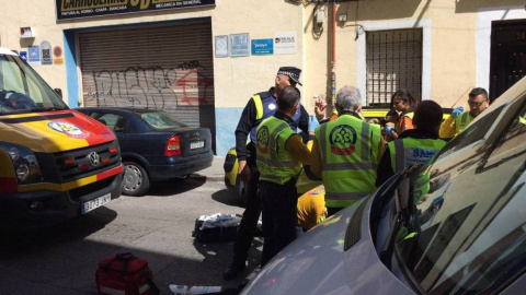 Sanitarios atienden al butronero 'Niño Sáez' tras ser disparado./Emergencias Madrid Sanitarios atienden al butronero 'Niño Sáez' tras ser disparado./Emergencias Madrid