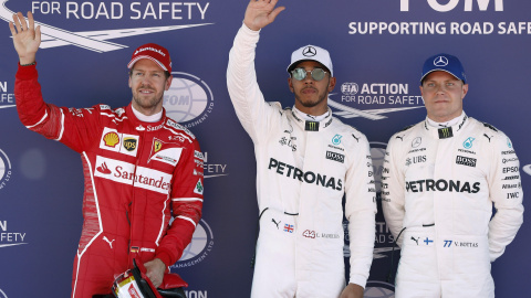 Lewis Hamilton, del equipo Mercedes, celebra la primera posición junto al finlandés Valtteri Bottas(tercera posición) y el alemán Sebastian Vettel (segunda posición) en el GP de España. EFE/Andreu Dalmau Lewis Hamilton, del equipo Mercedes, celebra la primera posición junto al finlandés Valtteri Bottas(tercera posición) y el alemán Sebastian Vettel (segunda posición) en el GP de España. EFE/Andreu Dalmau