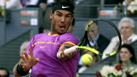 El tenista español Rafael Nadal, durante su partido ante el austriaco Dominic Thiem, correspondiente a la final del torneo Mutua Madrid Open que se está disputando en la Caja Mágica, en Madrid. EFE/Sergio Barrenechea El tenista español Rafael Nadal, durante su partido ante el austriaco Dominic Thiem, correspondiente a la final del torneo Mutua Madrid Open que se está disputando en la Caja Mágica, en Madrid. EFE/Sergio Barrenechea