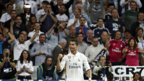 El delantero portugués del Real Madrid Cristiano Ronaldo celebra su segundo gol, tercero del equipo ante el Sevilla FC, durante el encuentro correspondiente a la jornada 37 de Liga en Primera División que Real Madrid y Sevilla FC disputan e El delantero portugués del Real Madrid Cristiano Ronaldo celebra su segundo gol, tercero del equipo ante el Sevilla FC, durante el encuentro correspondiente a la jornada 37 de Liga en Primera División que Real Madrid y Sevilla FC disputan e