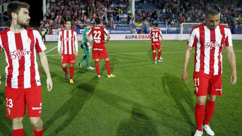 Los jugadores del Sporting se marchan desolados de Ipurúa. /EFE Los jugadores del Sporting se marchan desolados de Ipurúa. /EFE